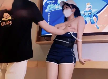Em nhân viên xinh đẹp bán TV gặp người khách may mắn
