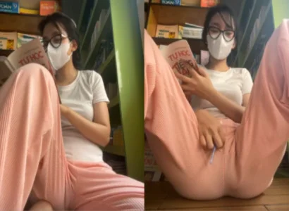 Em vừa lật sách vừa nhét sextoy vào lồn