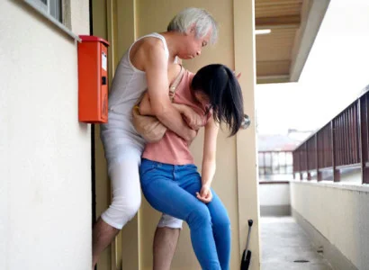 Cô vợ mới cưới bị bố chồng già địt