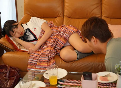 Gã này đang chén em gái mới lớn của người yêu