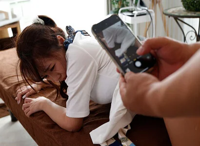 Cô nhân viên triệt lông đã hiếp cô ấy