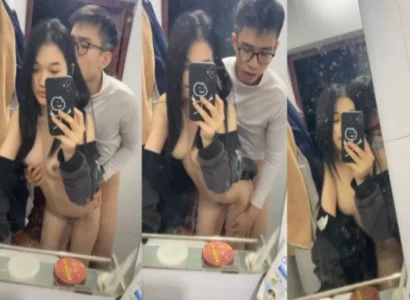 Đôi bạn trẻ đang làm tình với nhau trước gương