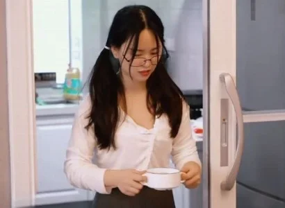 Cô gái trẻ bị người dân trong xóm phang