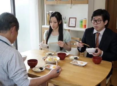 Quá nứng, con dâu banh vùng kín ra cho bố chồng quan hệ