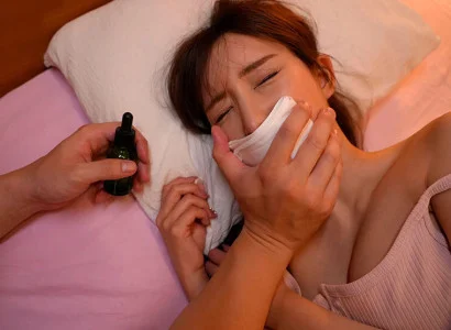 Gã trai dùng thuốc mê để quan hệ với cô em họ xinh đẹp